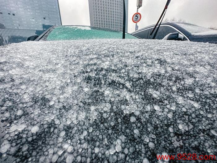 ▲12月14日，河南郑州，户外停放的汽车被冻雨包裹，覆上一层“冰膜”。图据视觉中国